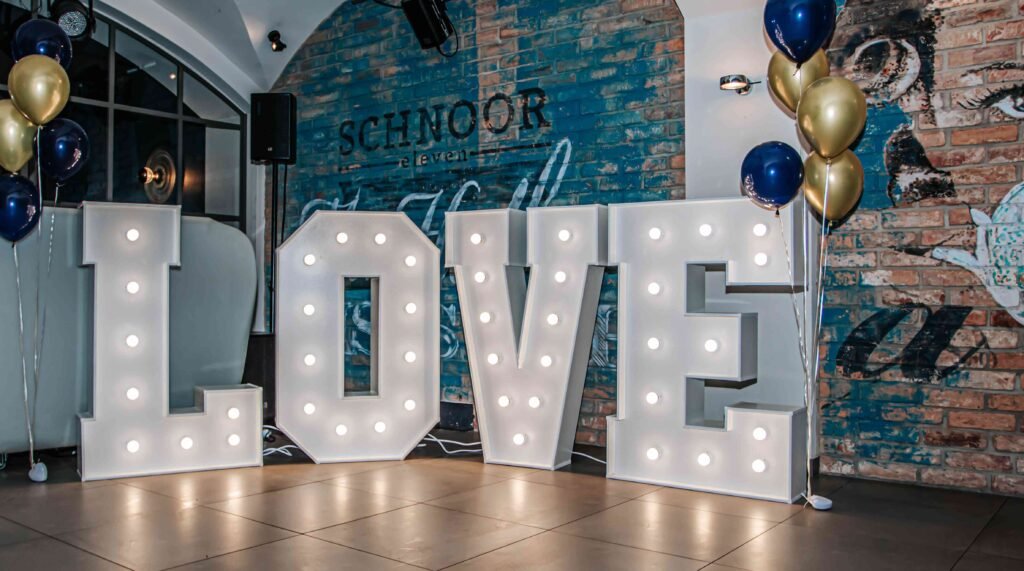 LOVE Leuchtbuchstaben Lina